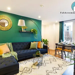Amazing Flat-parking Available-by Fabaccommodation , Cardiff United Kingdom